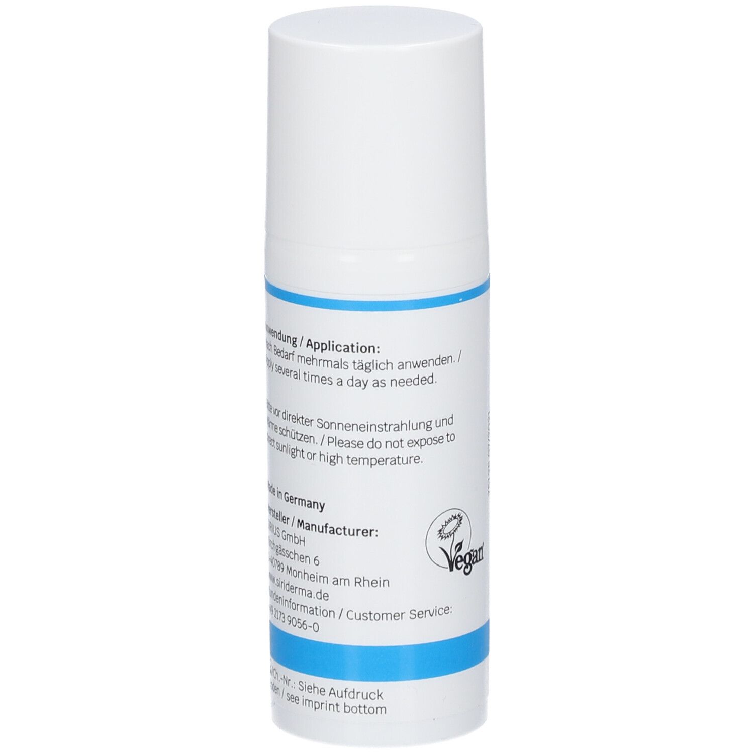 Flacon de crème pour les mains blanc avec bande bleue. Texte : Application, informations fabricant, label Vegan.