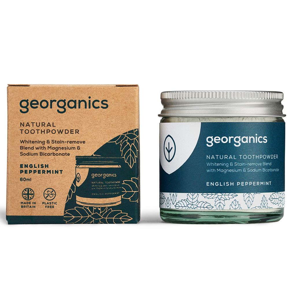 Poudre dentifrice Georganics menthe poivrée, 60ml, en pot de verre et boîte en carton.