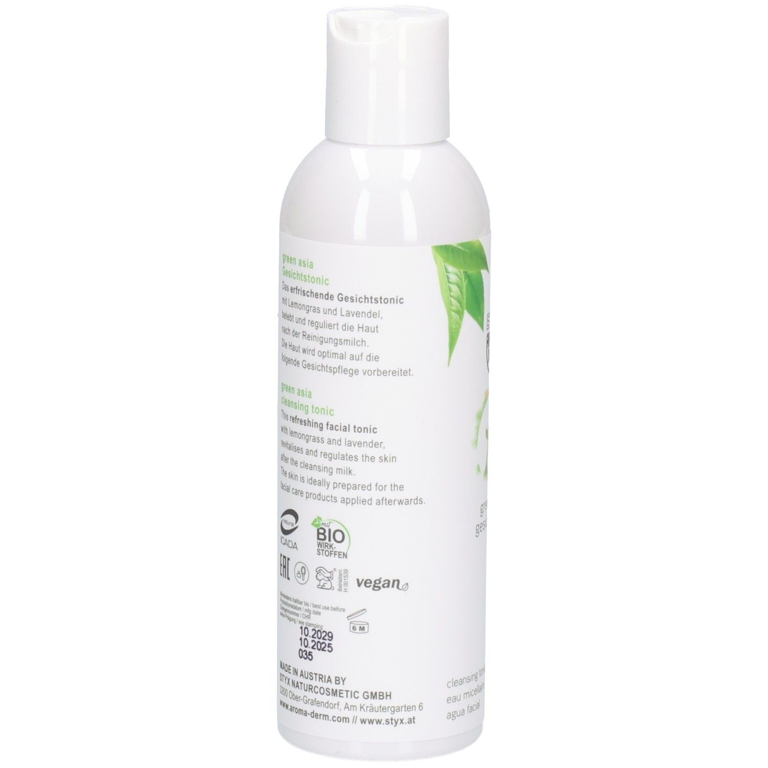 Flacon blanc avec étiquette verte. Inscription: STYX AROMADERM, green asia Gesichtstonic. Décor de feuilles.