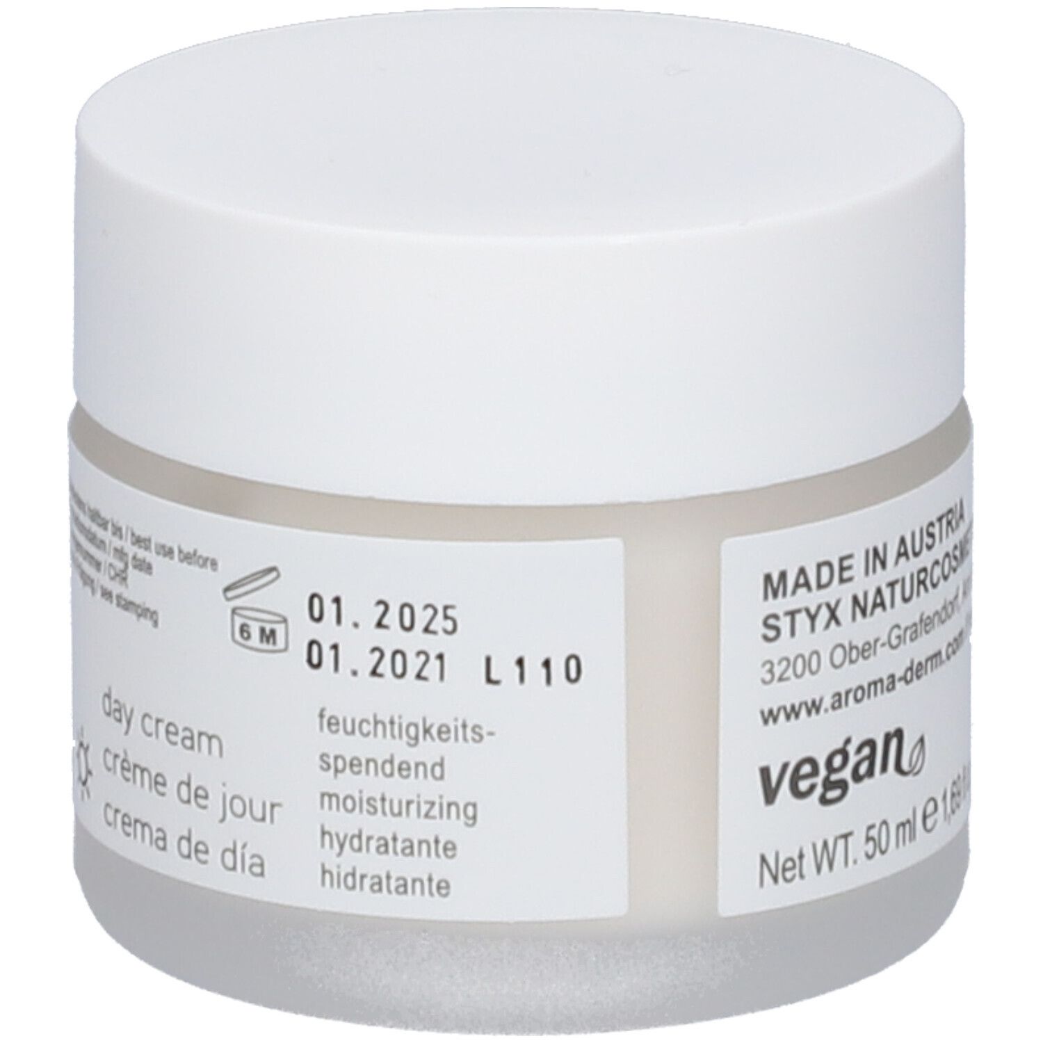 Pot de crème avec couvercle blanc. Étiquette avec texte: Day cream, date de péremption, vegan, contenu net 50 ml. DLUO 01.2025.
