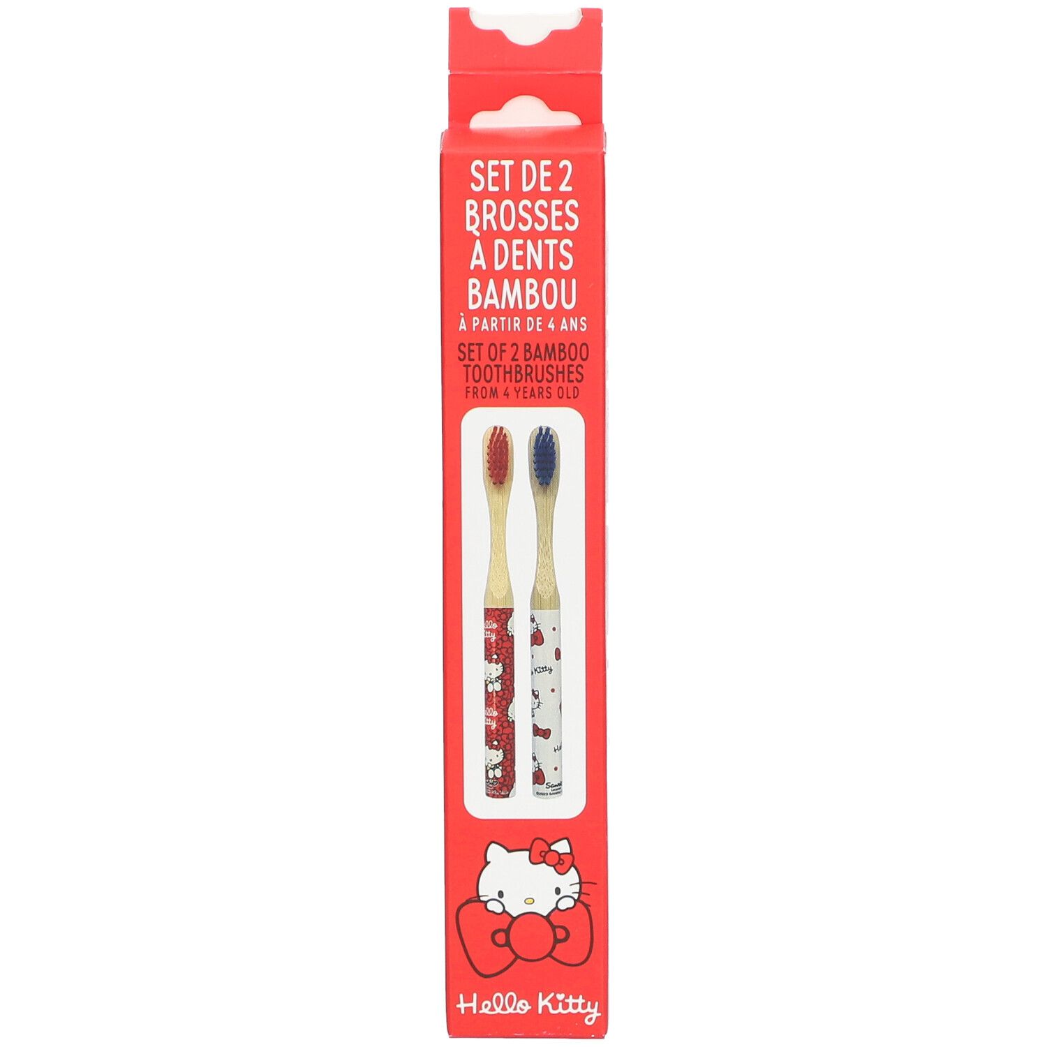 Boîte rouge avec deux brosses à dents en bambou Hello Kitty. Texte: Set de 2, à partir de 4 ans. Motifs Hello Kitty sur les brosses.