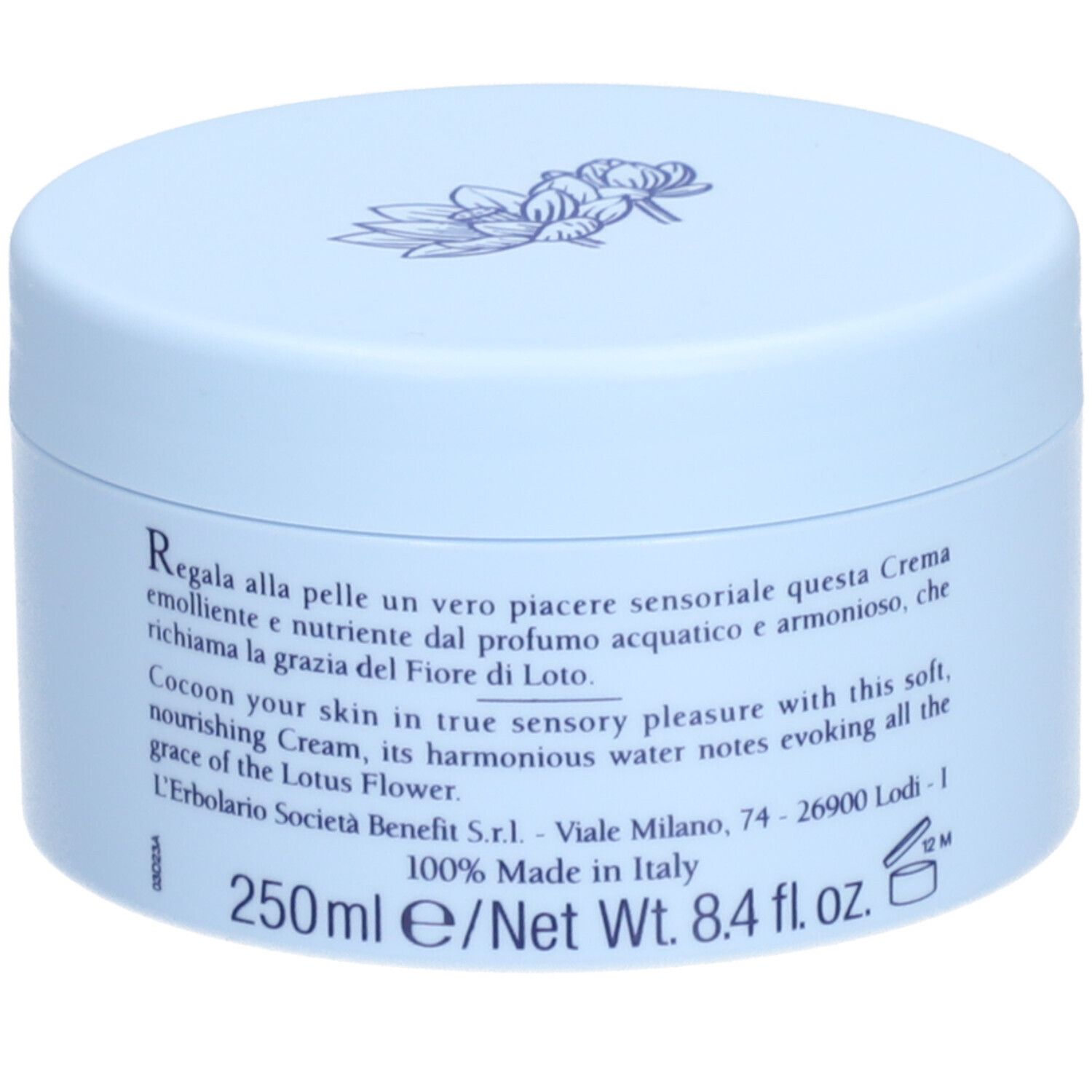 Pot de crème bleu clair. Inscription : L'ERBOLARIO, ALBA IN ASIA, CREMA PROFUMATA PER IL CORPO, DAWN OVER ASIA. Texte en italien et en anglais.