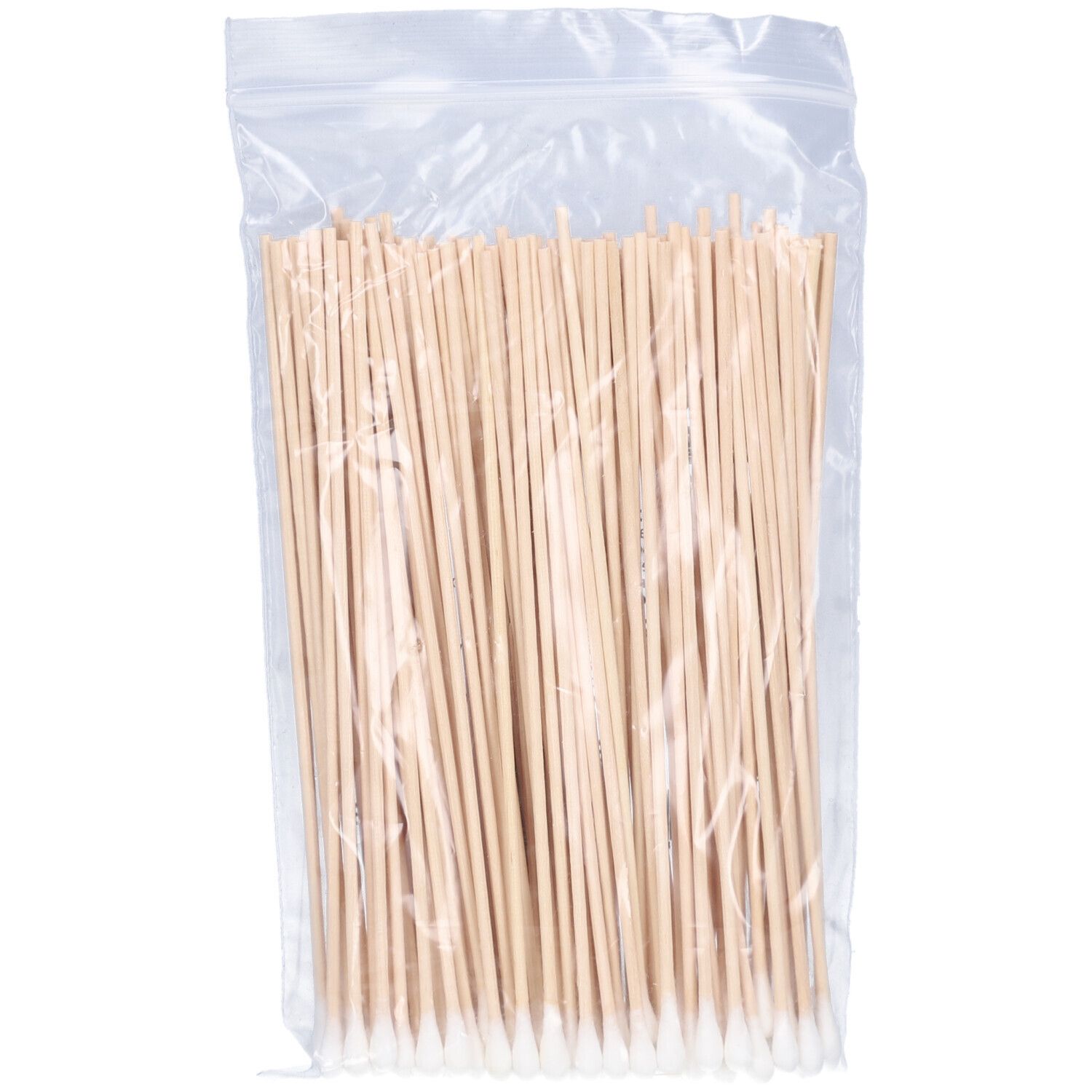 Sachet transparent contenant des cotons-tiges. Bâtonnets en bois avec bouts en coton.