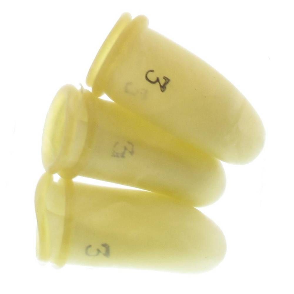 Trois capuchons de doigt en latex jaune, marqués '3'.