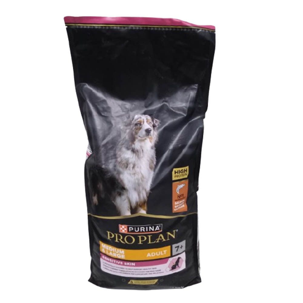 Sac de nourriture pour chiens Purina Pro Plan. Pour chiens de plus de 7 ans avec peau sensible. Image d'un chien.