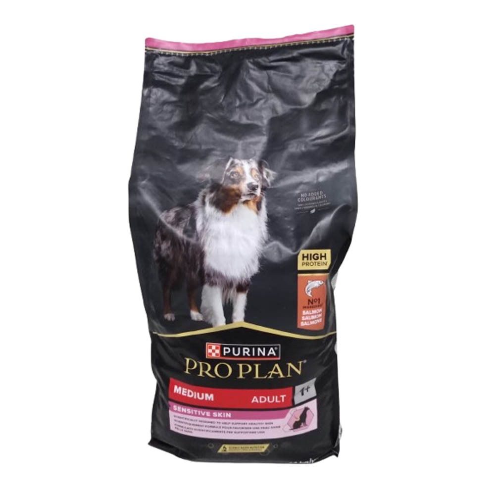 Sac noir PRO PLAN® pour chien. Image d'un chien. Texte: MEDIUM, SENSITIVE SKIN, ADULT. Accent rose.