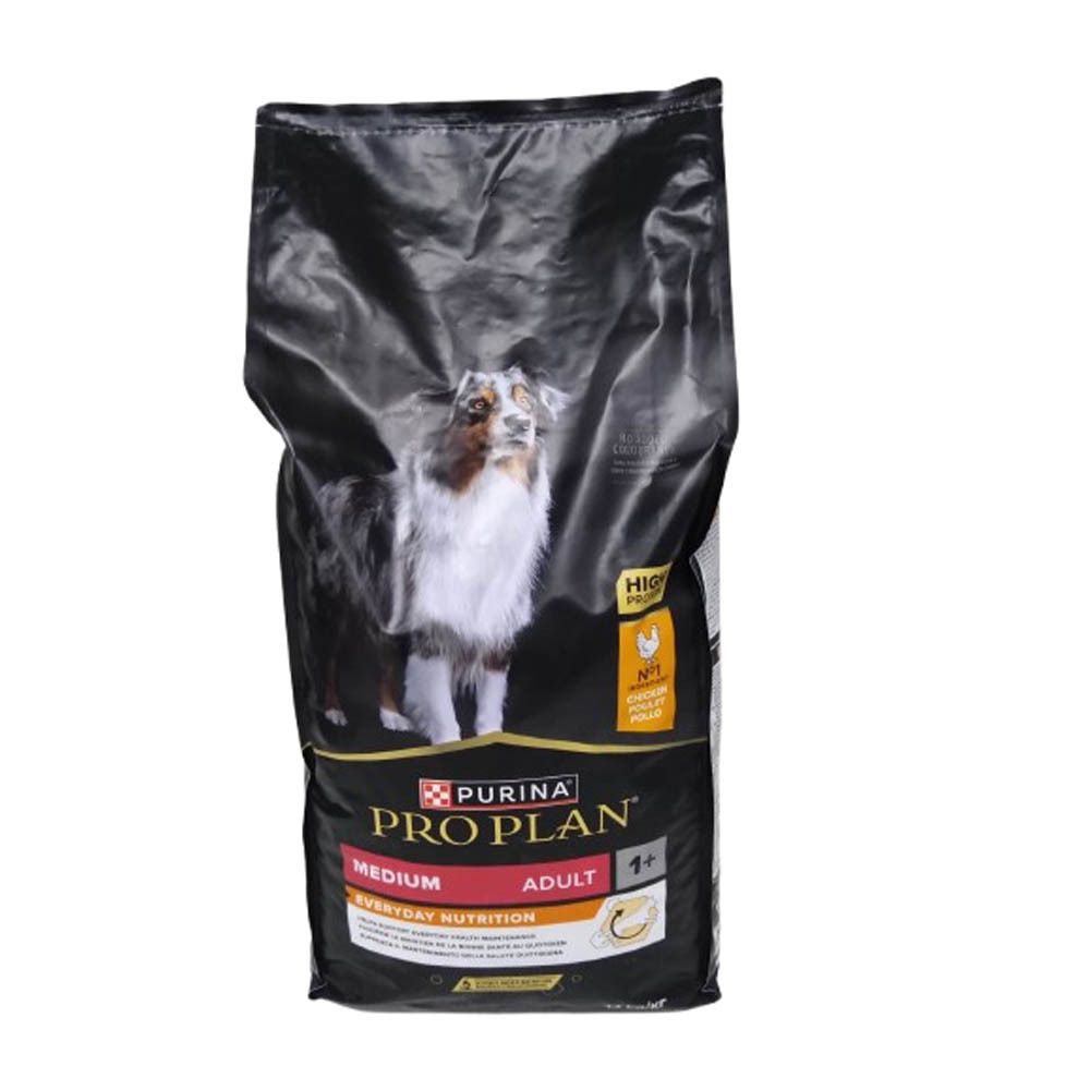 Emballage noir de nourriture pour chiens. Inscription : PRO PLAN, Medium Adult, Everyday Nutrition. Image d'un chien.
