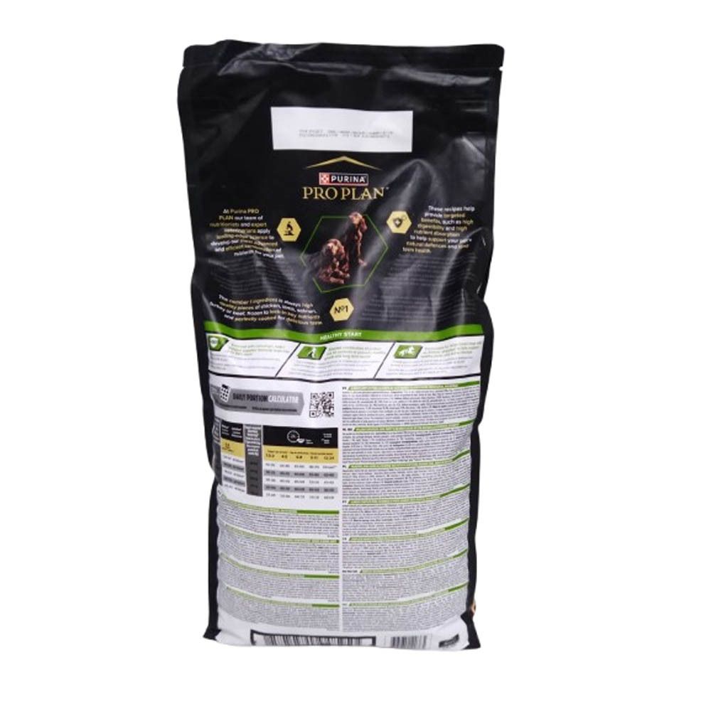 Dos du sac de nourriture pour chiens. Informations textuelles, code QR et informations nutritionnelles. Fond noir.