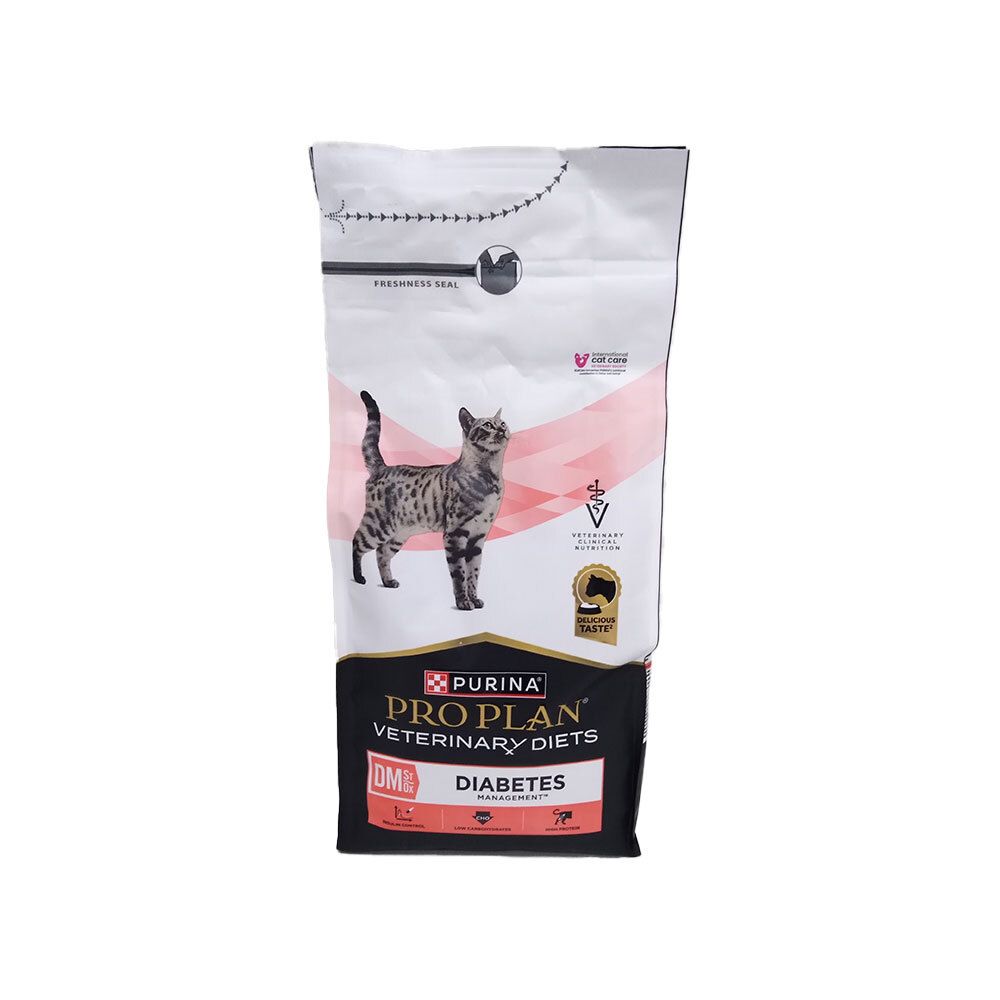 Sac de nourriture pour chats Pro Plan Veterinary Diets Feline DM Diabetes Management. Design noir, blanc et rouge.
