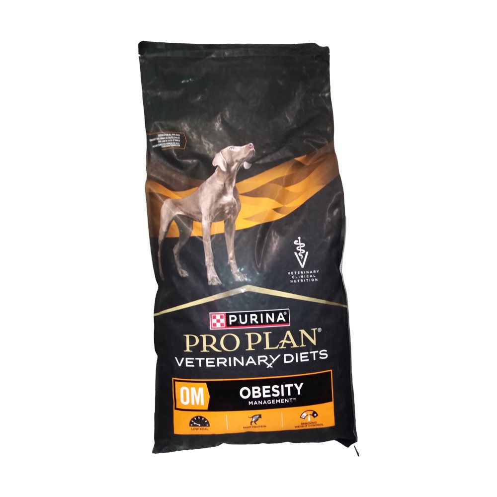 Sac noir avec chien et nom du produit. "PRO PLAN Veterinary Diets OM Obesity Management" est visible.