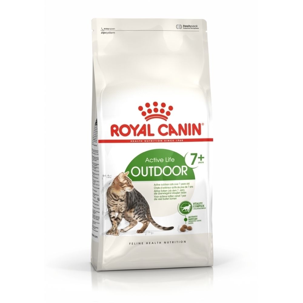 Face avant d'un sac de nourriture pour chats Royal Canin Outdoor 7+ avec image de chat et caractéristiques produit.