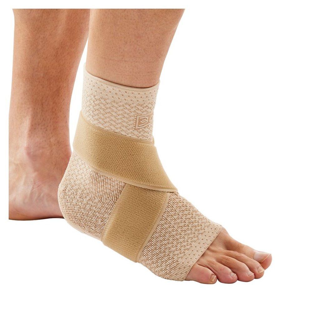 Attelle de cheville en tissu beige avec fermetures velcro. Portée sur le pied et la cheville.