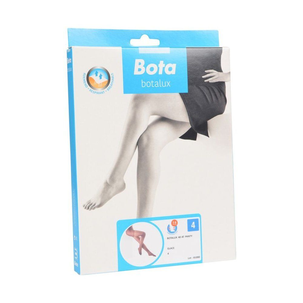 Jambes en collants. Le collant est marron. La personne est assise sur un cube blanc.