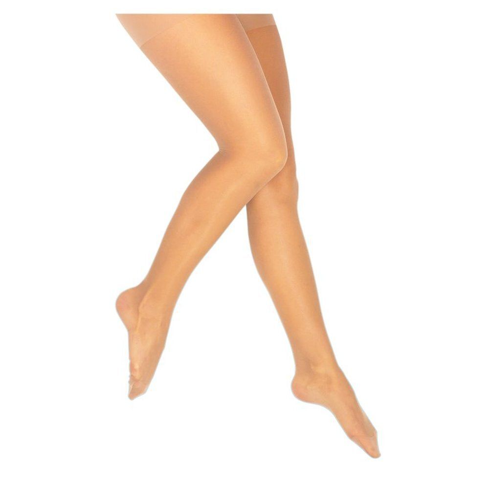 Jambes dans des collants couleur chair. Pieds sur fond blanc.