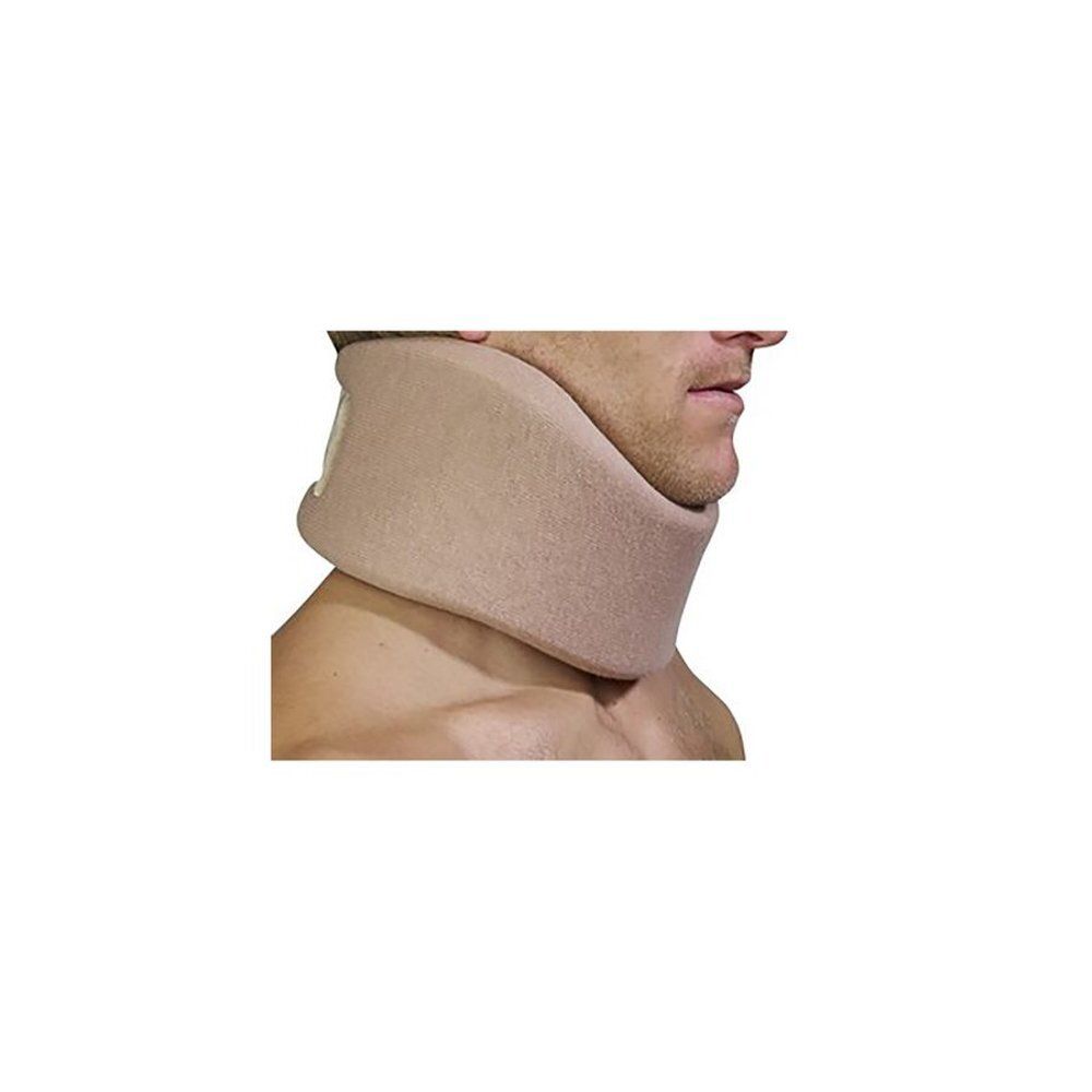 Collier cervical beige sur le cou d'une personne. Structure textile visible.
