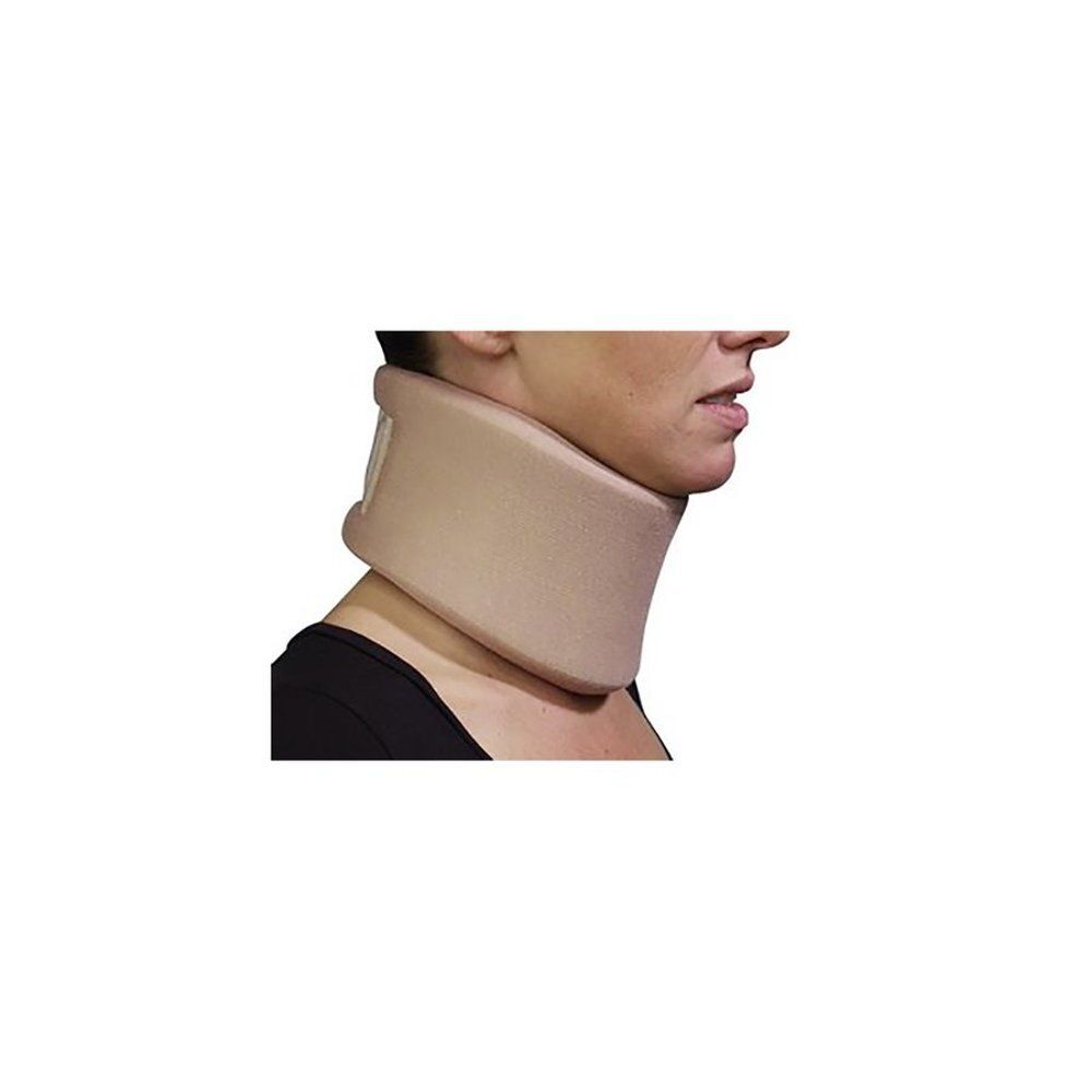Collier cervical beige sur le cou d'une personne. Une partie du haut noir est visible.