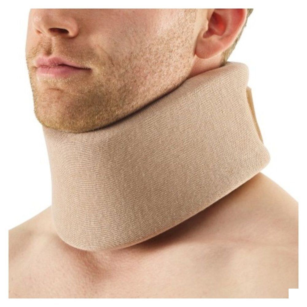 Collier cervical beige sur le cou d'une personne. Une partie du haut noir est visible.