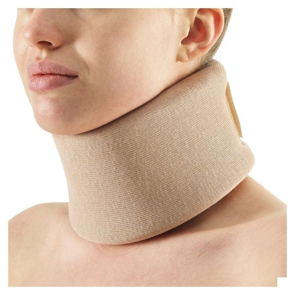 Collier cervical Bota, beige. Porté par une personne. Caractéristique du produit : fermeture velcro.