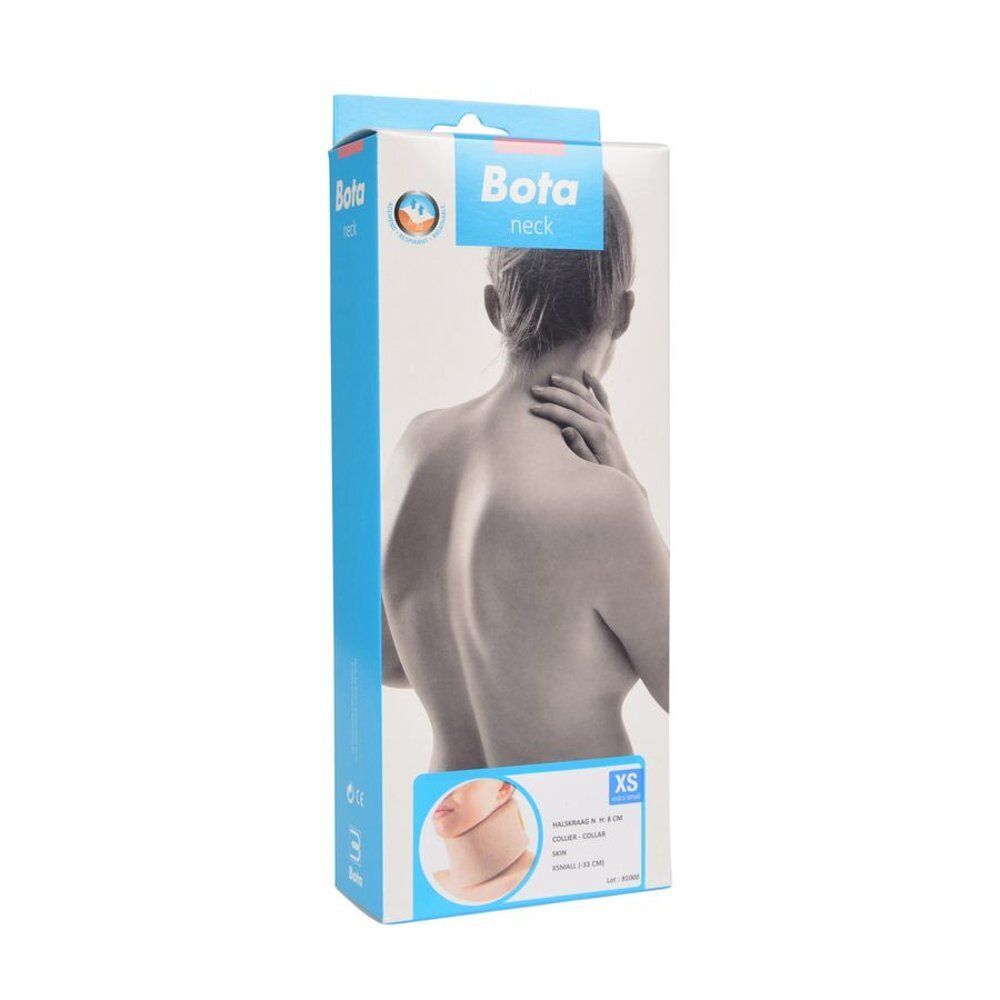 Personne portant un collier cervical beige. Gros plan. Décolleté visible.