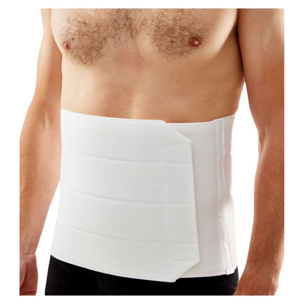 Ceinture abdominale blanche portée par un homme. Plusieurs coutures horizontales.
