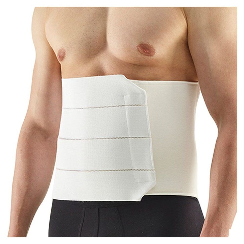 Ceinture abdominale portée par un homme. Blanche, avec coutures horizontales et fermeture velcro.