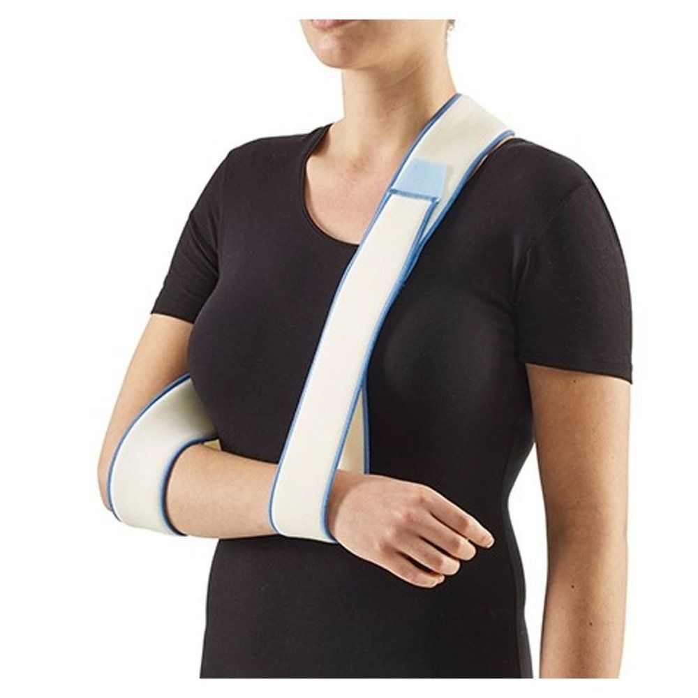 Bota Looping Fixing Band N2. Bandage d'épaule, blanche avec des accents bleus. Porte un t-shirt noir.