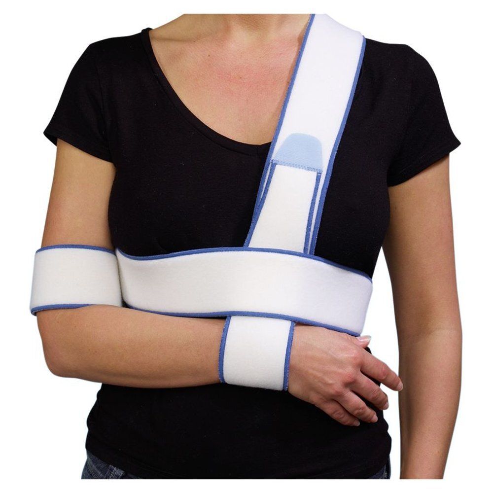 Personne portant une attelle de fixation au bras. Blanc avec des accents bleus. T-shirt noir.