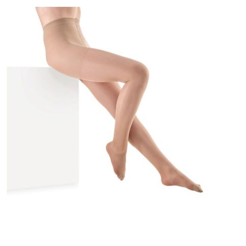 Collant Botalux 140 Panty Support Ch N6. Couleur chair, sur fond blanc. La personne est assise sur un cube blanc.