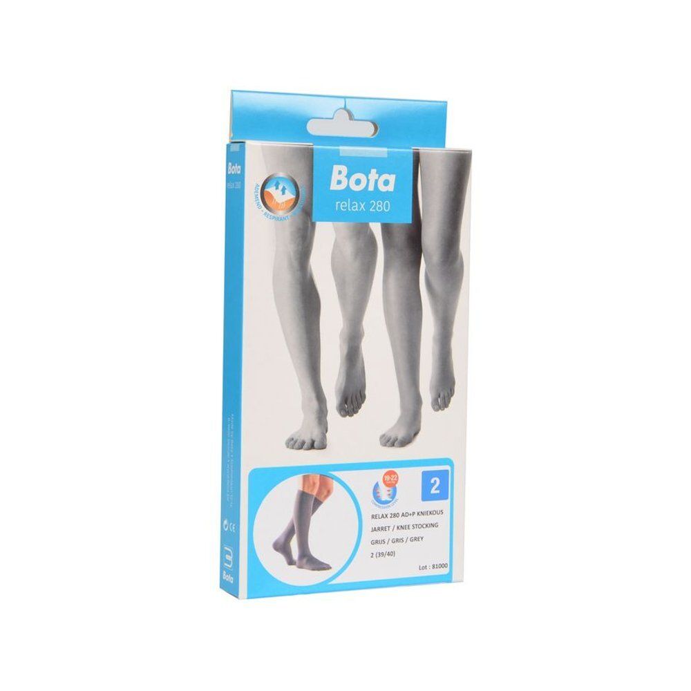 Bas de contention gris. Vue des jambes. Les bas couvrent les pieds et le bas des jambes.