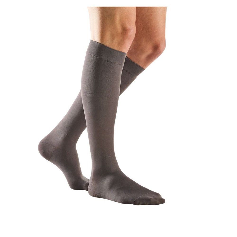Bas genou gris. Vue du produit. Marque non visible. Matériau et forme reconnaissables.