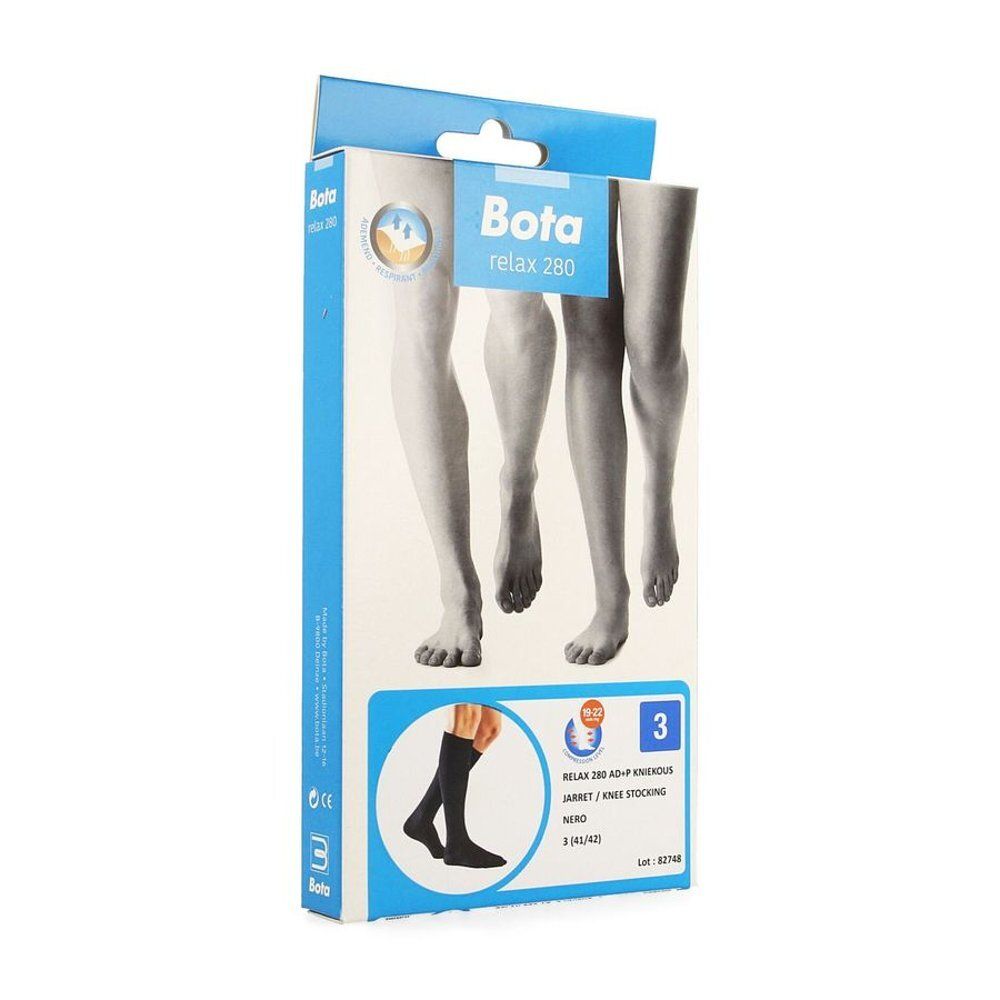 Bas noirs au genou. Vue des jambes. Les chaussettes couvrent les pieds et le bas des jambes.