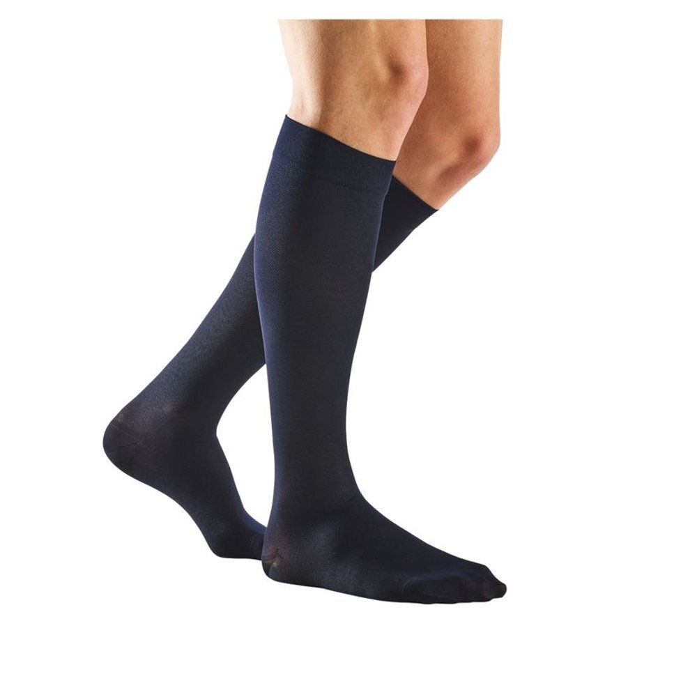 Bas bleus au genou. Vue des jambes. Nom du produit non visible.