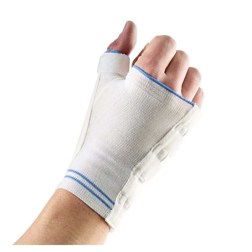 Attelle de poignet blanche avec ouverture pour le pouce. Accents bleus. Fermeture velcro. Portée sur une main.