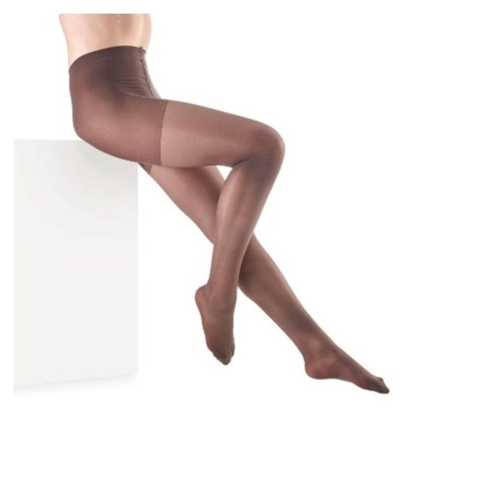 Collant couleur chair. Vue latérale des jambes d'une personne. La couleur est Glace.