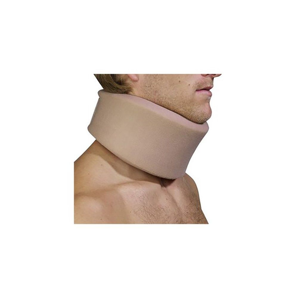 Collier cervical beige. Homme portant le collier. Gros plan.