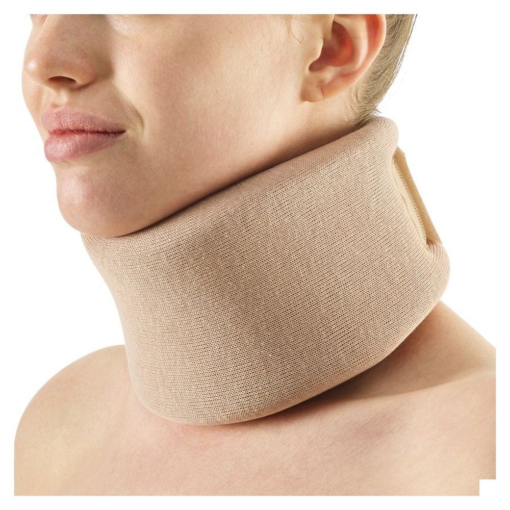 Collier cervical beige. Femme portant le collier. Gros plan.