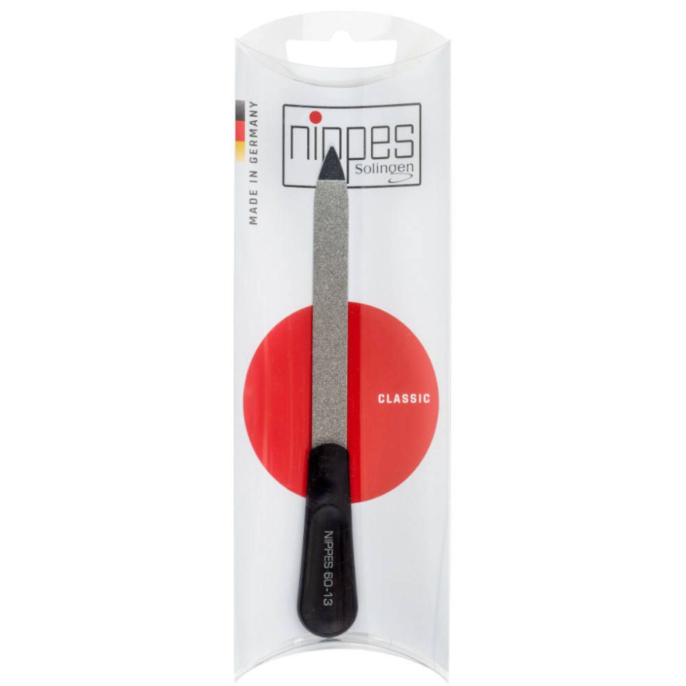 Lime à ongles dans un emballage blister. Manche noir, surface de limage grise. Cercle rouge avec "CLASSIC". Marque : Nippes Solingen.