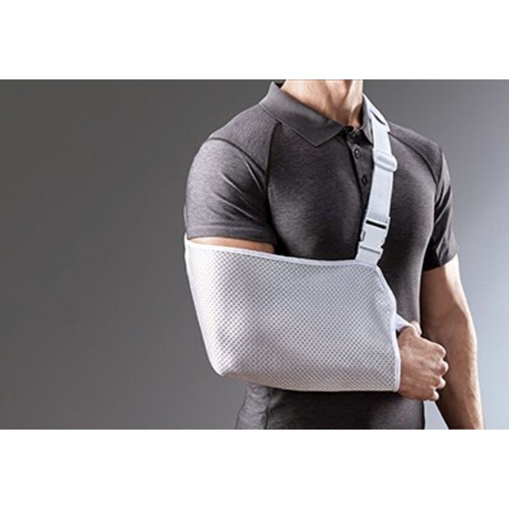 Écharpe en maille blanche, sangles réglables. Informations produit au dos de l'emballage.