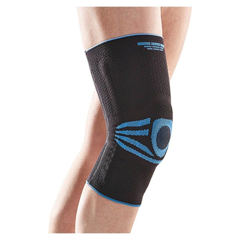 Genouillère noire avec accents bleus. Matériau élastique. Détails bleus visibles. Portée sur une jambe.