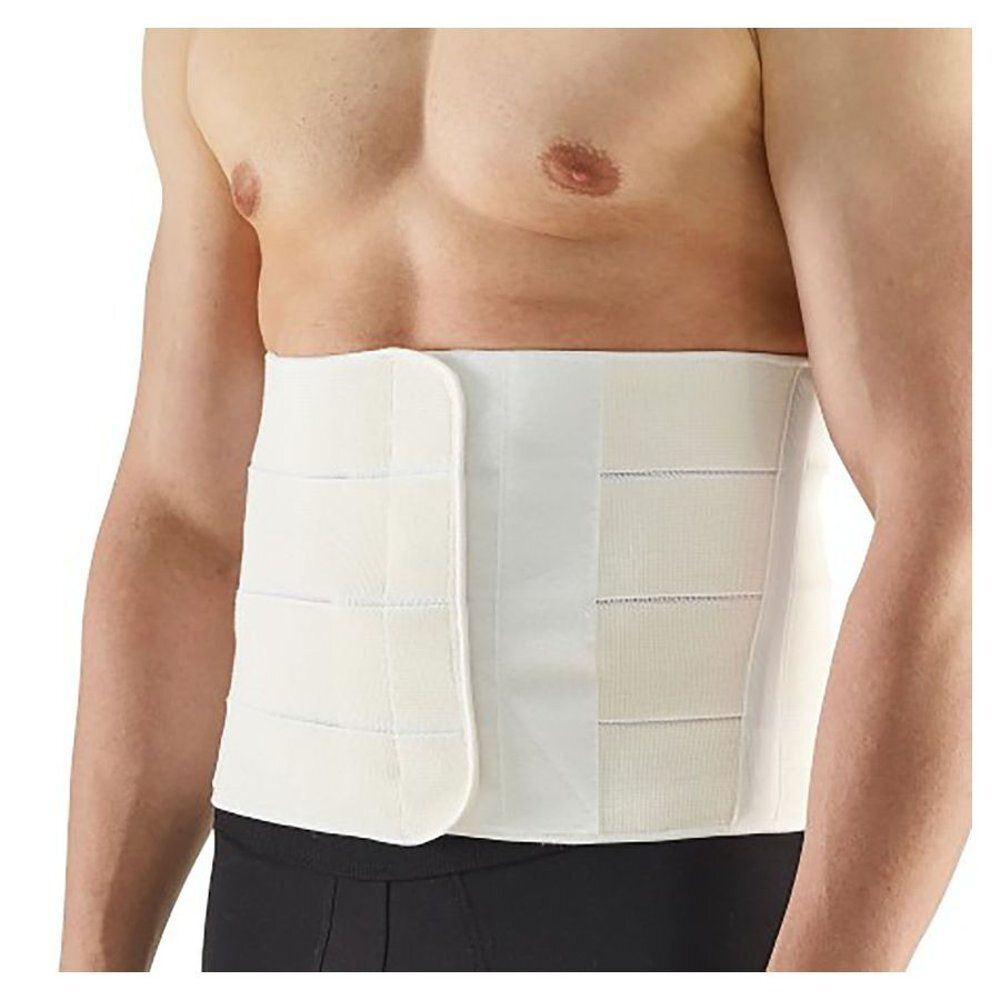 Personne portant une ceinture abdominale blanche. La ceinture a quatre bandes et des fermetures velcro. Le produit est blanc.