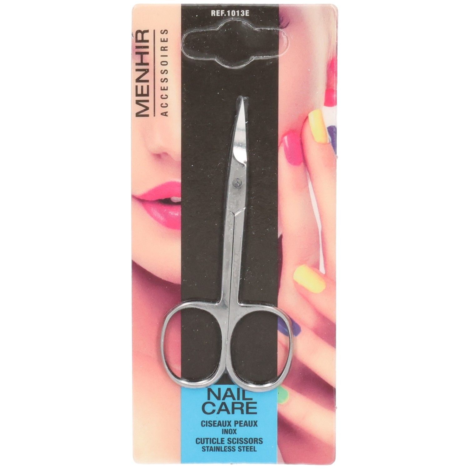 Ciseaux à cuticules en acier inoxydable. Sur emballage avec nom de produit et marque. Fond: visage de femme.