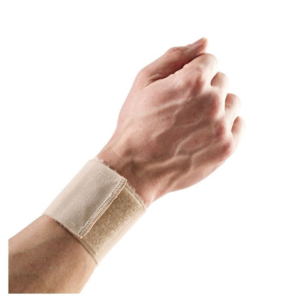 Main avec Bota Polsband Velcro Skin Extra Large. Bandage beige au poignet avec fermeture velcro.