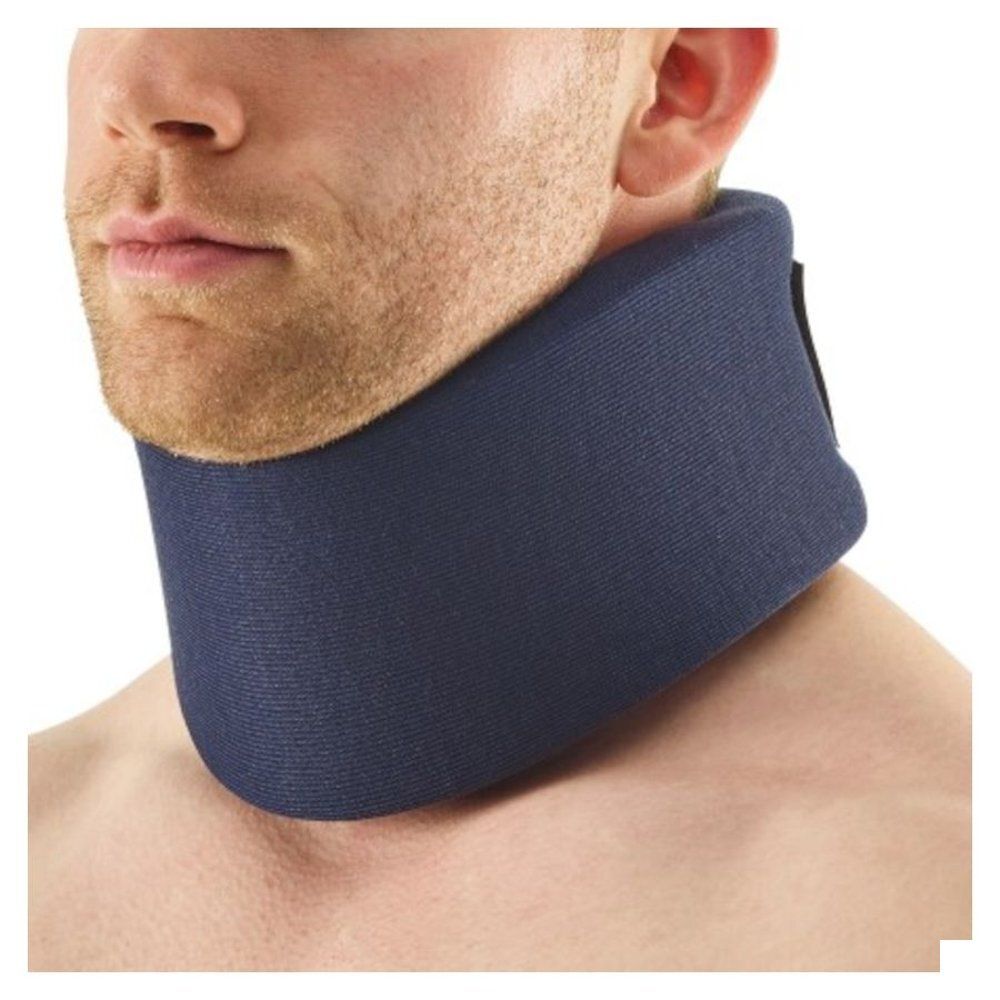 Collier cervical bleu-noir sur le cou d'une personne. Gros plan.