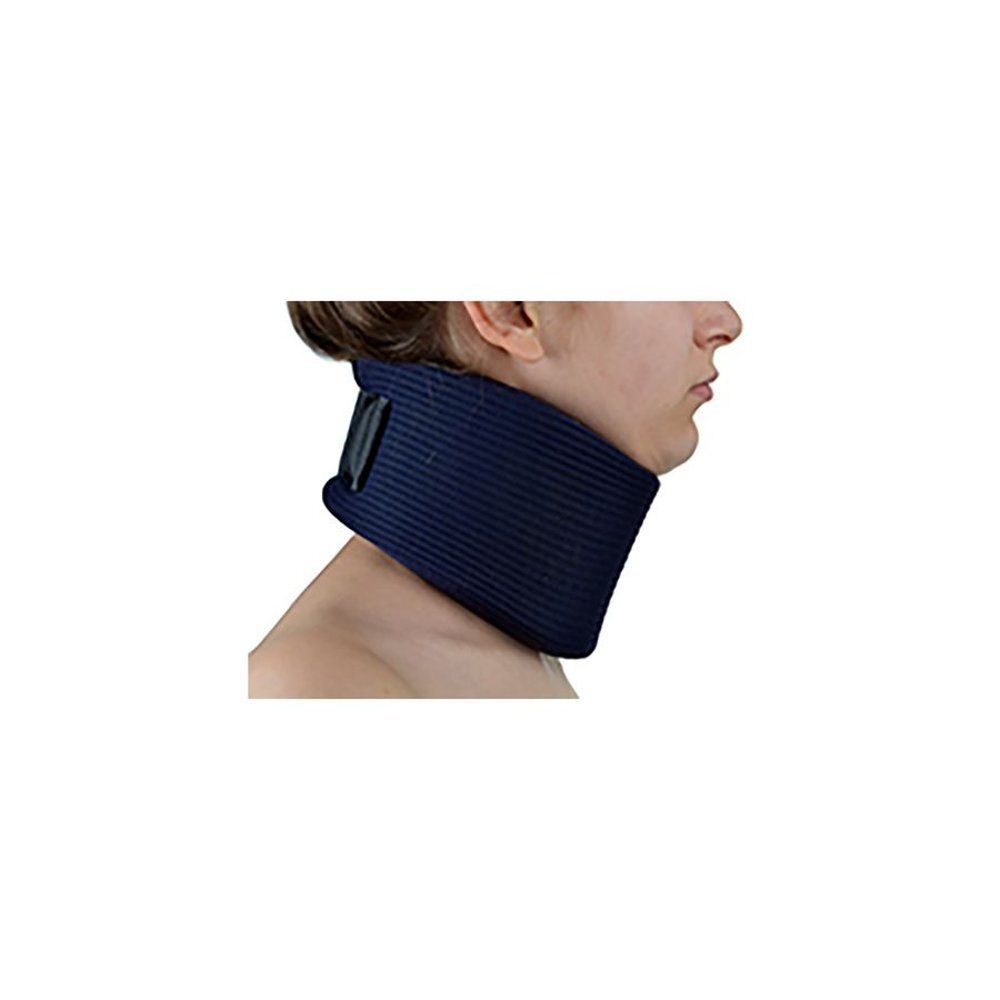 Collier cervical bleu. Vue latérale d'une personne portant le collier. Fermeture noire.