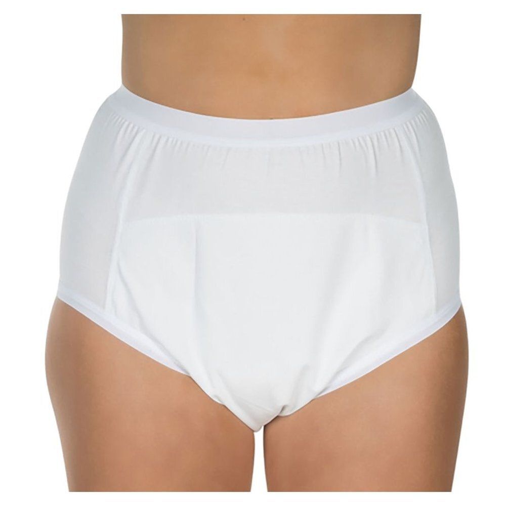 Slip blanc taille haute. Le slip couvre le ventre et les hanches. La forme est clairement visible.