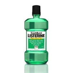 Bouteille verte avec bouchon noir. Étiquette "Listerine FreshBurst".