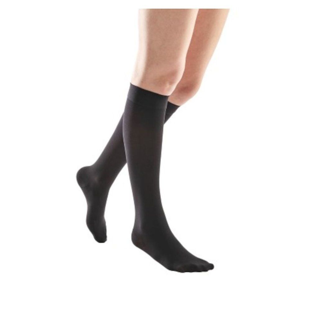 Bas genou noirs. Vue du produit Bota tovarix. Sur fond blanc.