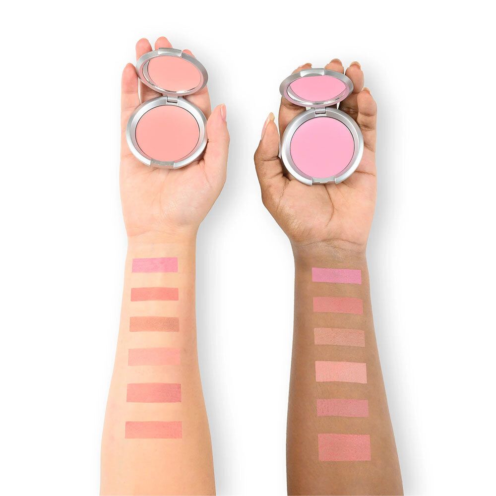 Mains avec échantillons de couleurs de blush en poudre. Différents tons de peau, différentes couleurs.