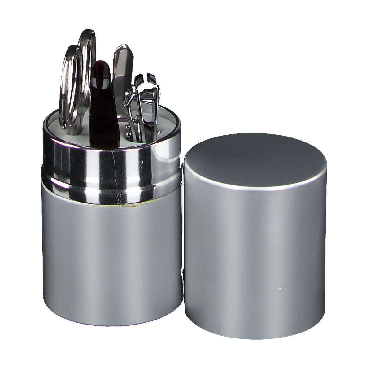 Set de manucure dans un étui argenté. Contient ciseaux à ongles, lime à ongles, pince à épiler et coupe-ongles. Étui ouvert.