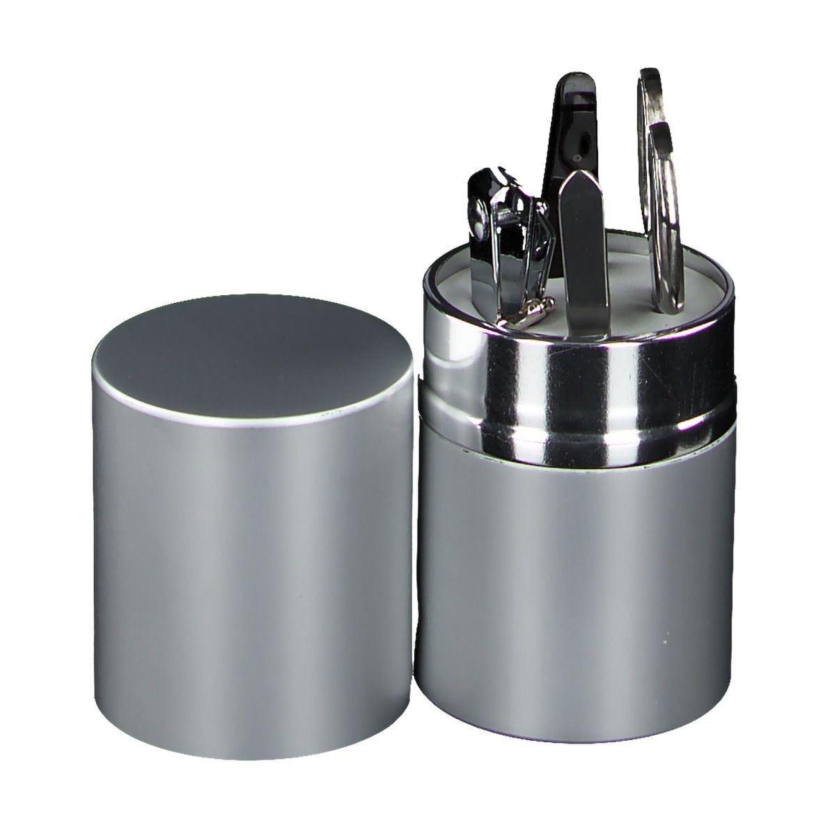 Set de manucure dans un étui argenté. Contient ciseaux à ongles, lime à ongles, pince à épiler et coupe-ongles. Étui ouvert.
